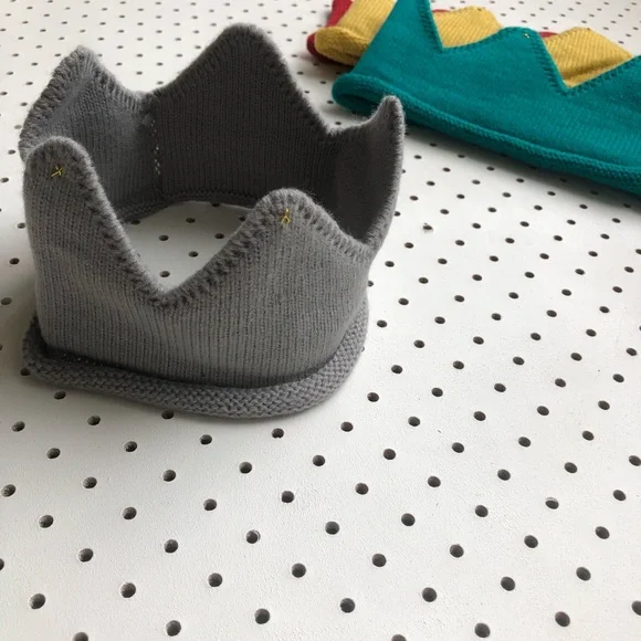 New Without Tags NEWBORN BABY Knitted Crowns, photo prop, different colours - Picture 11 of 12